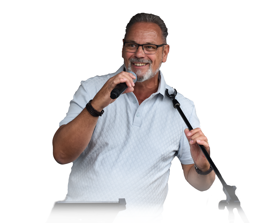 Foto van Robb zingend met een microfoon in zijn handen